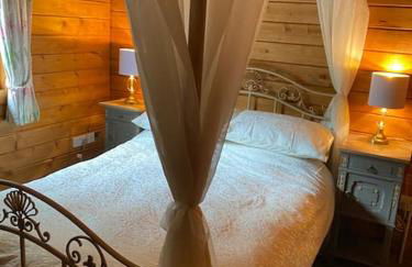 3 Bedroom Lodge Hotub pool in Horsley Surrey UK - Photo 13