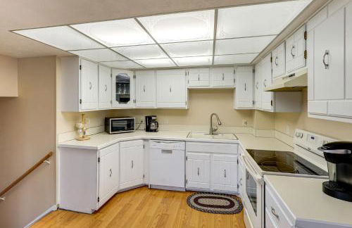 Bring the Family! Suburban Home with Yard in Omaha - Foto 7