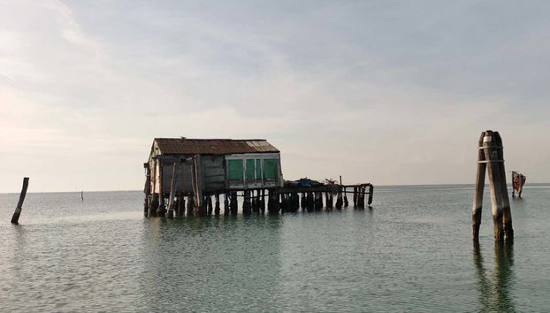 Paseo en barco por la isla Pellestrina - Foto 4, Una casa sobre pilotes en el corazón de la laguna de Venecia