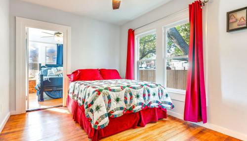 Walk to Downtown Shops and BBQ Home with Fenced Yard - Foto 2