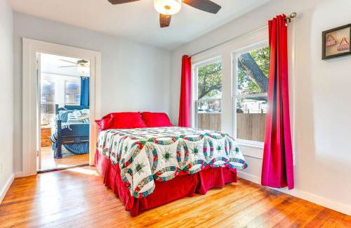 Walk to Downtown Shops and BBQ Home with Fenced Yard - Foto 2