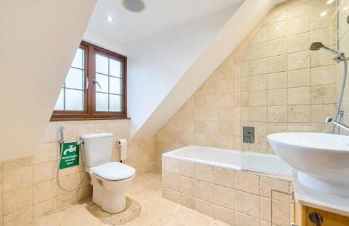 Kingswood 6 Bed Mansion, Tennis Court and Cinema - Foto 33