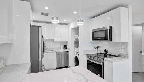 Contemporary 2BR Home with Pool & BBQ Access - Foto 4