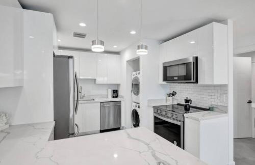 Contemporary 2BR Home with Pool & BBQ Access - Foto 4