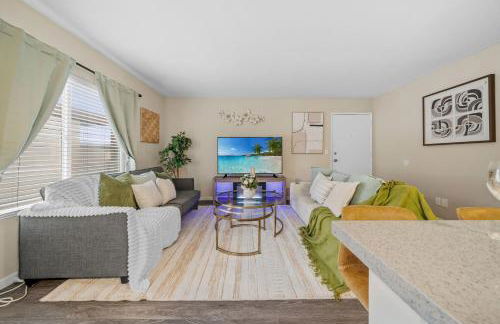 Entire Private Home with 2 Bedrooms 1 Bathroom, King Bed, Pool, Hot Tub, 2 Parking in Mira Mesa Available Now - Photo 25