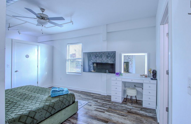 BRAND NEW Modern 1BD Loft in Downtown with free parking - Photo 104