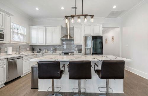 New 4 Bed luxury house w/Private Heated Pool - Foto 1