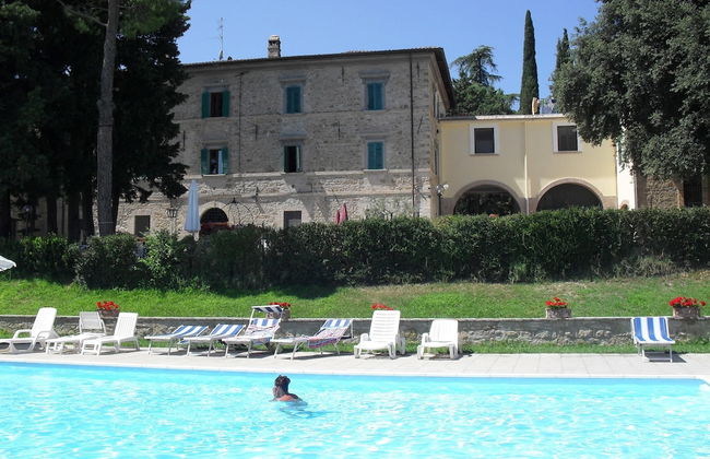 Splendid Farmhouse in Gualdo Cattaneo with Hot Tub - Photo 13