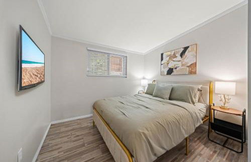 Entire Private Home with 4 Bedrooms 2 Bathrooms, 6 Beds, Hot Tub, King Bed, 6 Parking, Big Yard, Available Now - Foto 14