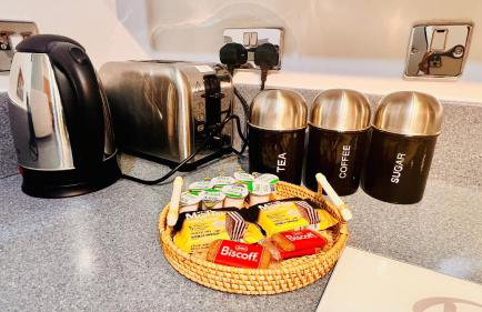 Birmingham City Centre Apartment with Parking - Photo 9