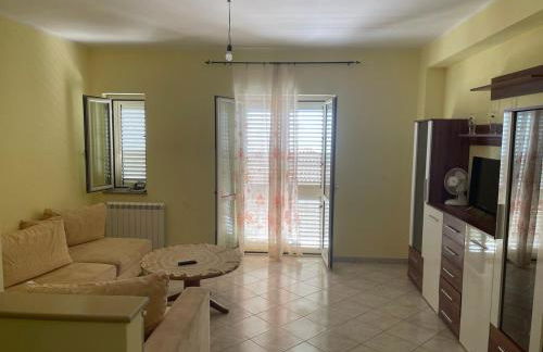 Confortevole e Luminoso Appartamento 100mq a Falerna con Vista sul Paese e sul Promontorio con Free WiFi Free Parking e Smart TV - Foto 2