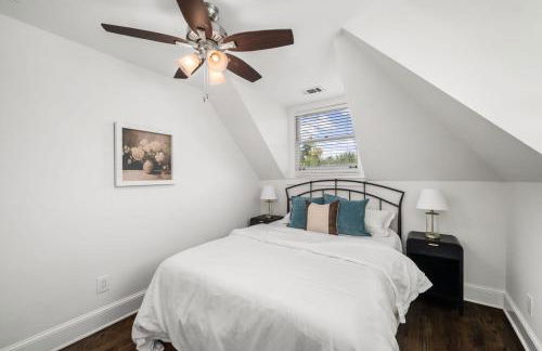 Walkable Grant Park 1920s Home with King Bed - Photo 8