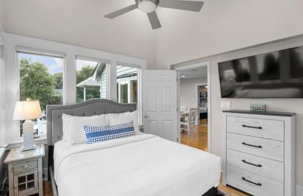 Lakefront Home w Pool, Dock, Fire Pit & Game Room Sip, Sip Away by Avantstay - Foto 80