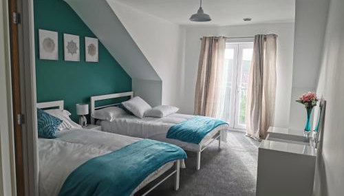 Spacious & modern 3 Bed Apartment + parking & central location - Foto 1