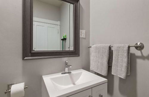 Sleek & Bright 1st Flr Studio Short -Midterm Stays - Photo 9