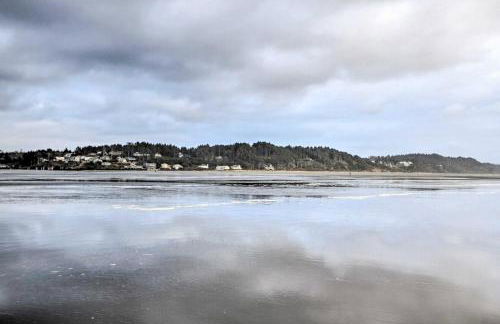 Steps to Beach! Airy Coastal Escape with Deck - Foto 26