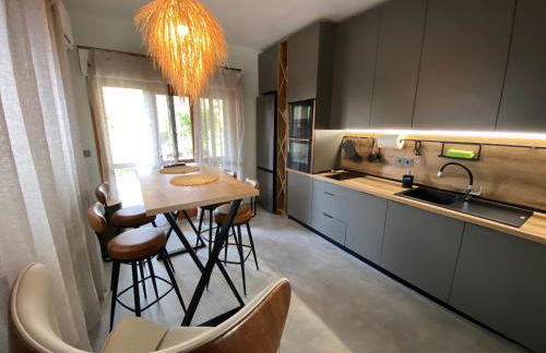 ELiFourka - Seaside Luxury - 170m to the Beach - Power Onsite for Electric Vehicle - Photo 2