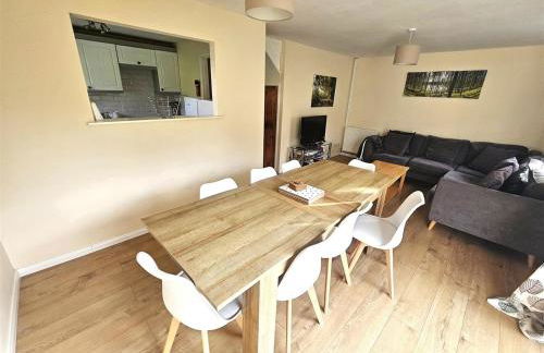 Cosy detached lodge, dog & child friendly with shared pools - Photo 5