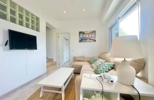 Preciosa Villa rodeada de pinos con vistas al mar - ServHouse - Photo 9