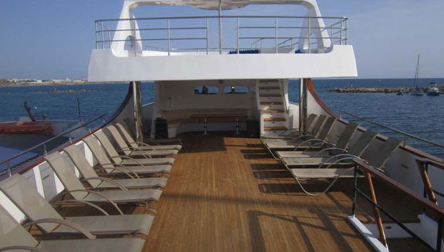 Paseo en barco por el Lago Azul - Foto 5, El interior del barco esperando a recibir turistas