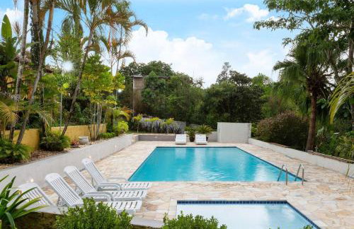 Piscina, jardim, área gourmet e vista arborizada - Foto 1