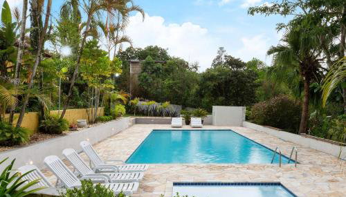 Piscina, jardim, área gourmet e vista arborizada - Foto 1