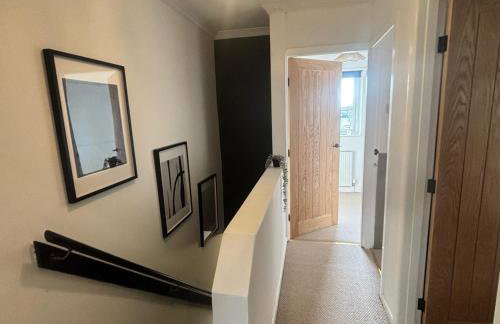 Stylish 2-BR Home sleeps 4 - Contractor & Family - Parking - Foto 16