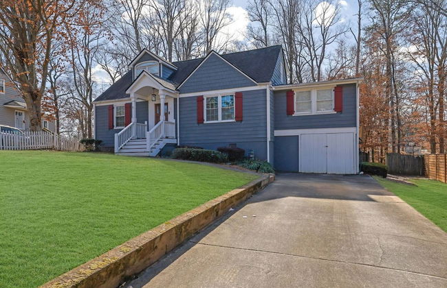 Chamblee Retreat 3BR Home w Spacious Porch - Foto 45