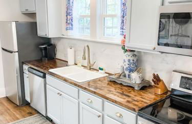 Cozy 2BR Apt w KING in historic dist. 1mi to sq. - Foto 39