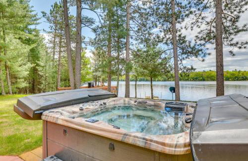 Gorgeous Lake Arbutus Getaway with Dock and Boat House - Foto 2