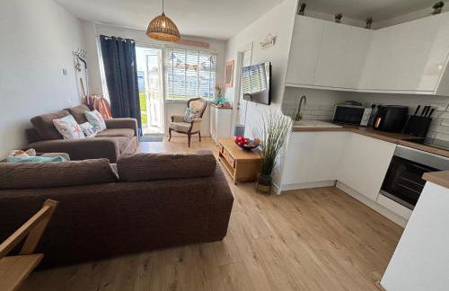 288, Two bed Chalet on Belle Aire Holiday Park - With private veranda, sleeps 5, pet friendly, free Wi-Fi, bed linen and towels included and onsite entertainment available - Foto 2