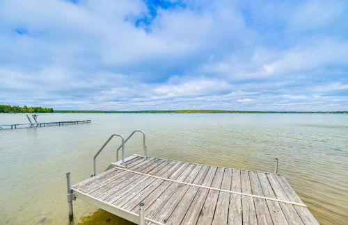 Higgins Lake House with Swimming Dock! - Foto 26