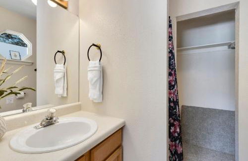 Downtown Windsor Home with Hot Tub and Pool Table - Foto 39