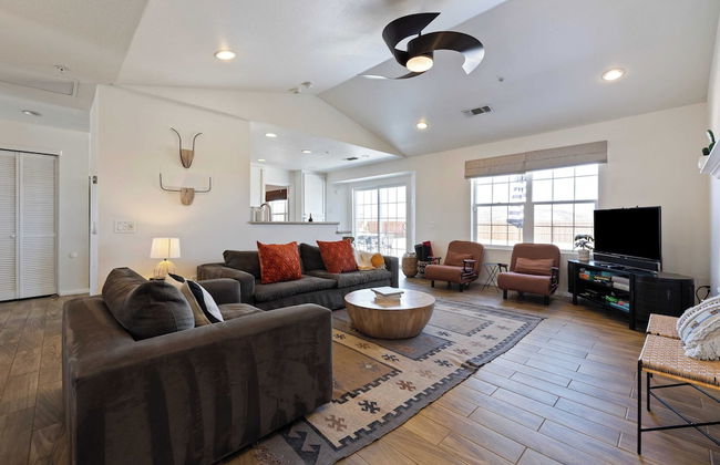 Casa De Kota by Avantstay Pool, Firepit, & Games Secluded & Chic - Photo 2