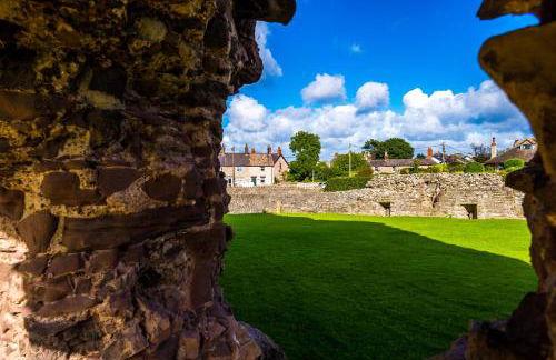 Castle Views cottage in historic village & woodfired hot tub - Photo 34