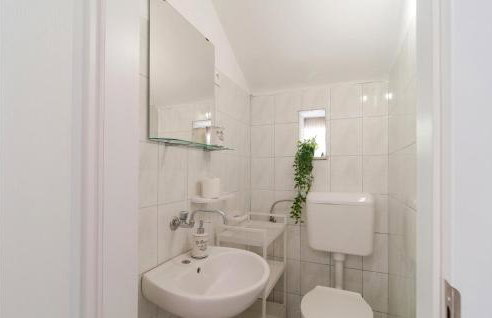 1 Bedroom Stunning Home In Postira - Photo 23