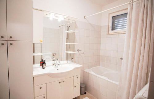 3 Bedroom Beach House with private sea access - Photo 9