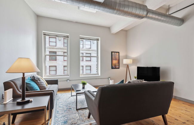 Spacious 2BR Downtown Retreat - Photo 32