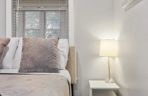 Cozy Chic 4BD 2BA Home in St Charles - Foto 19