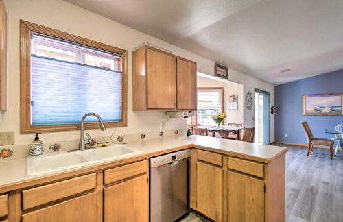 Pet-Friendly Ocean Park Home with Decks and View! - Foto 12