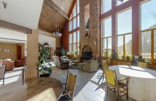 Mountain Condo w Views, Balconies and Fireplace - Foto 33