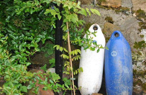 Carpenters Cottage- coastal stay with garden - Foto 22