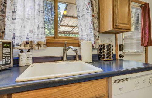 Alder Nest Cozy Retreat w Fire Pit & Workspace - Foto 15