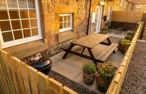 Bamburgh - Sleeps 8 - 3 Bedrooms 2 Bathrooms - Secure Garden - Dogs Stay For Free - Stunning Beach Walks and Views - Log Fire - Outdoor Seating and Eating - Off Street Parking - Quiet Rural Location - Fast Wifi - Foto 22