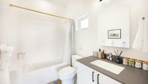 2025 Built Single-Level 2BR Serene Home with 2 AC - Foto 5