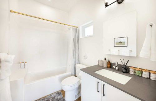 2025 Built Single-Level 2BR Serene Home with 2 AC - Foto 5