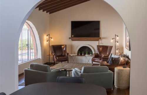 Spacious Arcadia Lite house w pool mtn views - Photo 8