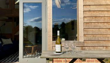 Stylish Barn with Meadow Views & Brookside Garden - Foto 5