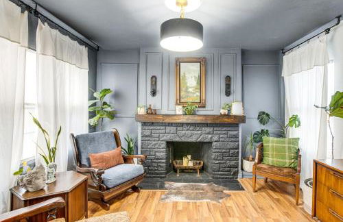 Updated and Charming! Waterloo Home with Patio - Foto 12
