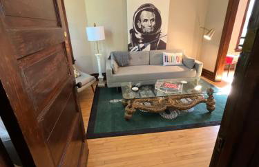 Irving Park updated vintage top unit 2-flat - Photo 18